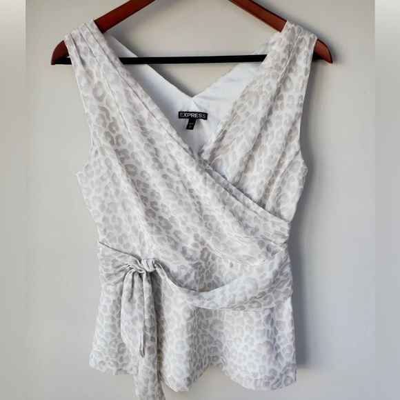 Express Animal Print Top - Picture 2 of 10